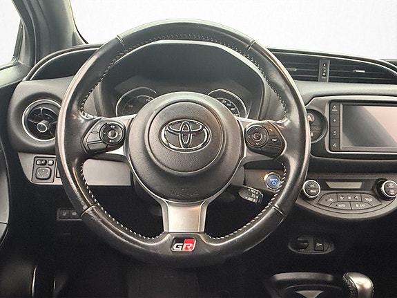 Toyota Yaris 13 of 30