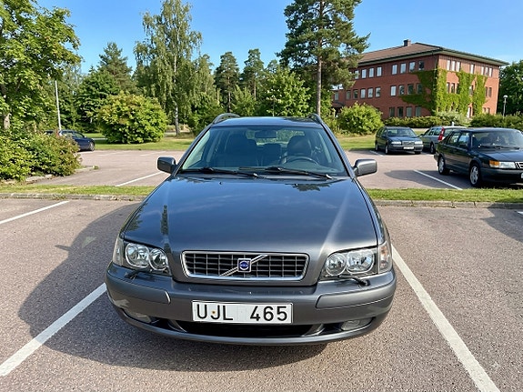 Volvo V40 2 of 5