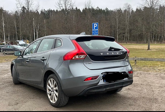 Volvo V40 2 of 8