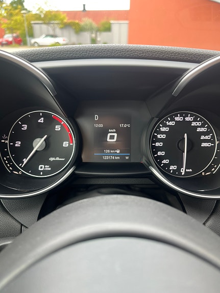 Alfa Romeo Giulia 9 of 11