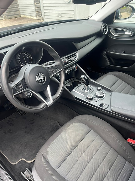 Alfa Romeo Giulia 7 of 11