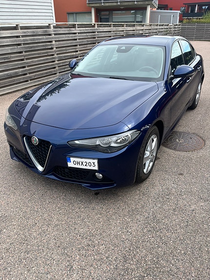 Alfa Romeo Giulia 2 of 11