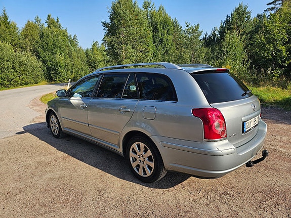 Toyota Avensis 2 of 7