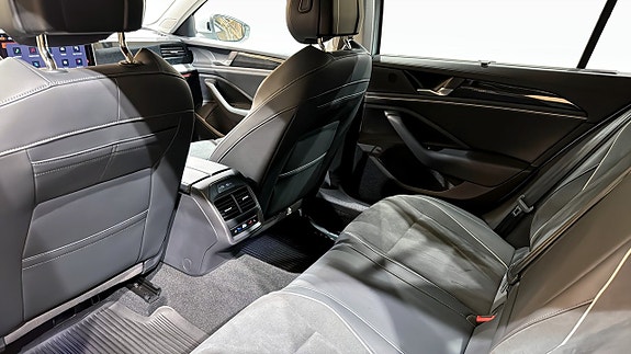Volkswagen Passat 11 of 23