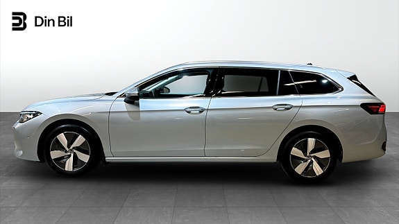 Volkswagen Passat 2 of 23