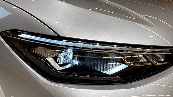 Volkswagen Passat 16 of 23