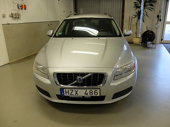 Volvo V70 2 of 9