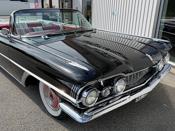 Oldsmobile Ninety-Eight 9 of 20