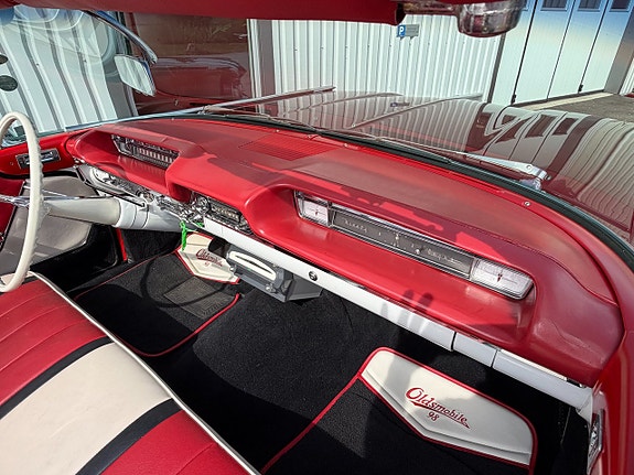 Oldsmobile Ninety-Eight 15 of 20