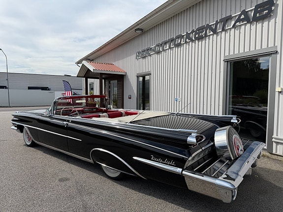 Oldsmobile Ninety-Eight 7 of 20