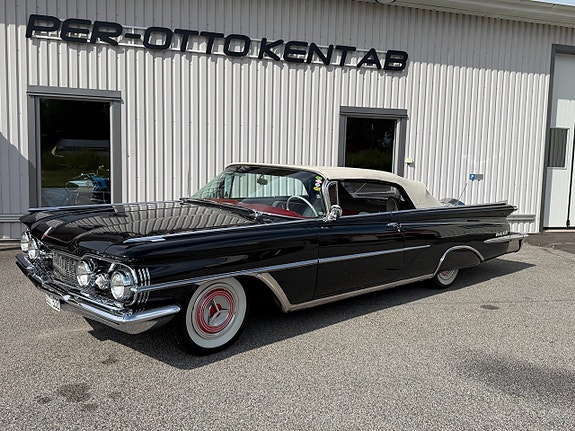 Oldsmobile Ninety-Eight 2 of 20