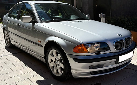 BMW 320i 2 of 7