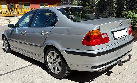 BMW 320i 5 of 7