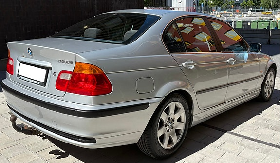 BMW 320i 3 of 7