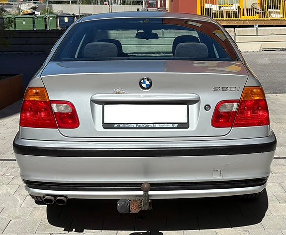 BMW 320i 4 of 7