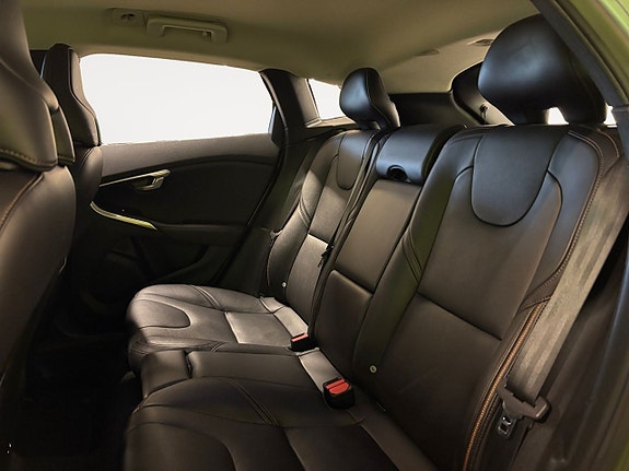 Volvo V40 Cross Country 13 of 24