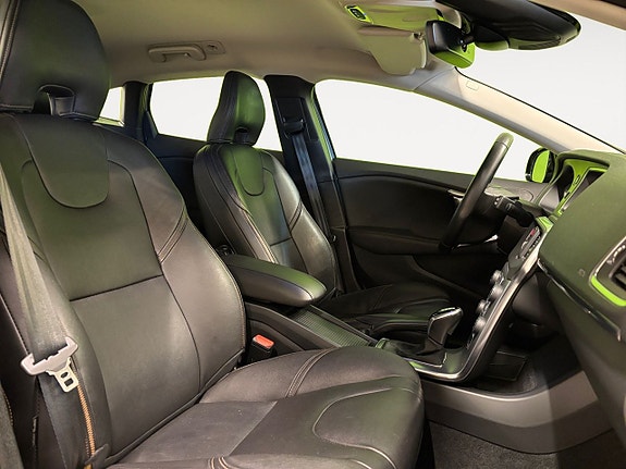 Volvo V40 Cross Country 14 of 24