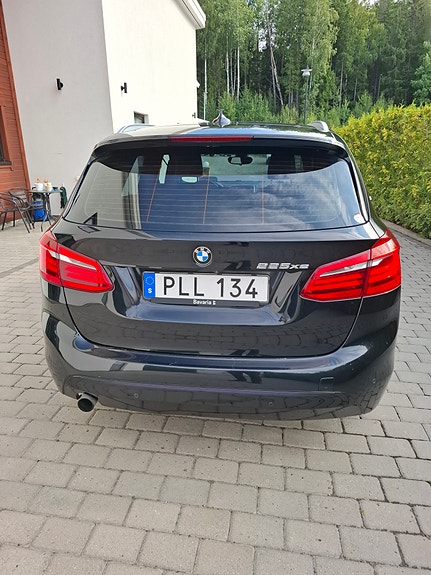 BMW 225xe 2 of 12
