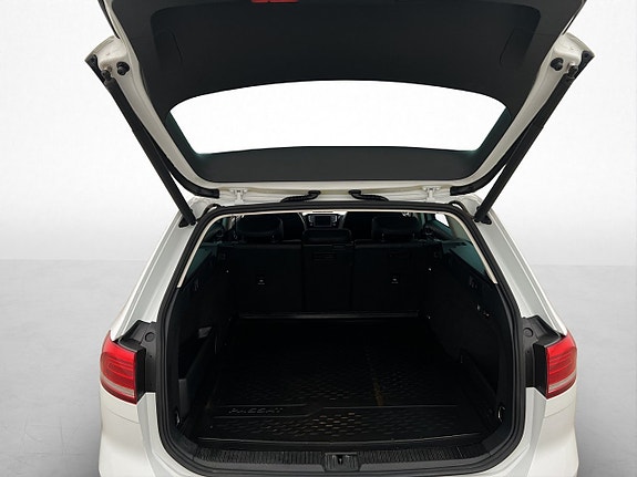 Volkswagen Passat Alltrack 10 of 30
