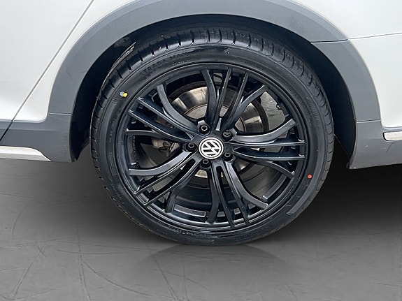 Volkswagen Passat Alltrack 28 of 30