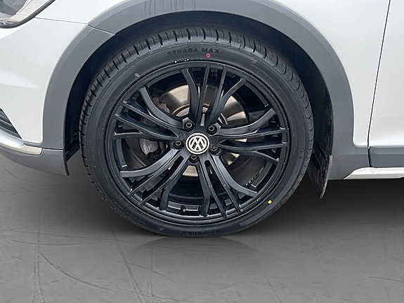 Volkswagen Passat Alltrack 27 of 30