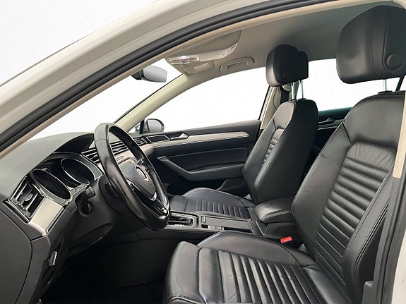 Volkswagen Passat Alltrack 13 of 30