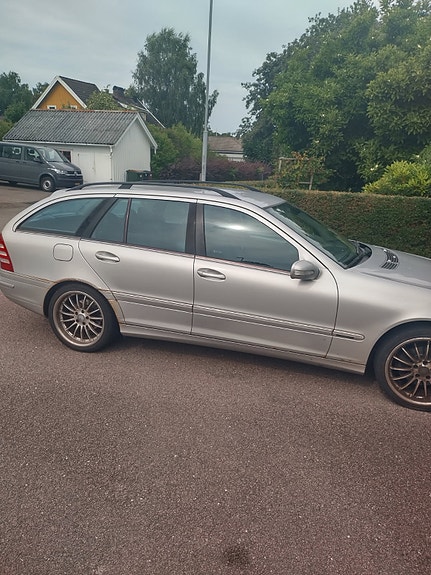 Mercedes-Benz C180 2 of 4