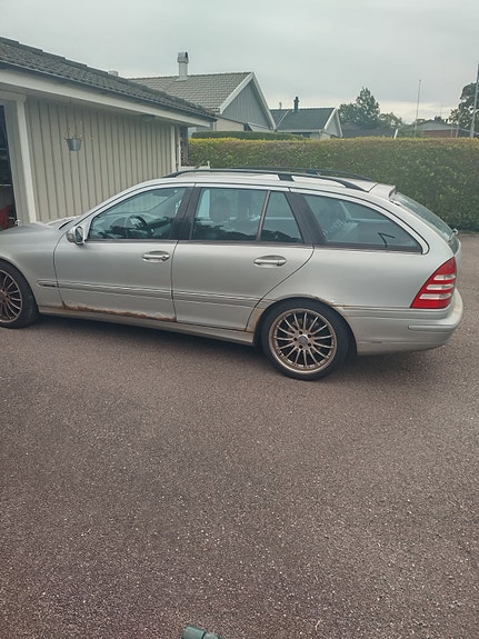 Mercedes-Benz C180 3 of 4