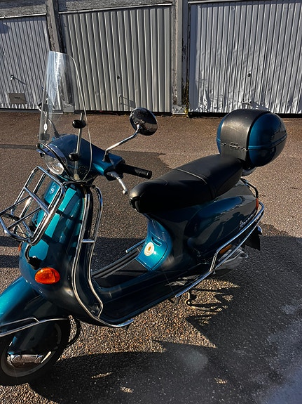 Piaggio Vespa ET4 125 4 of 8