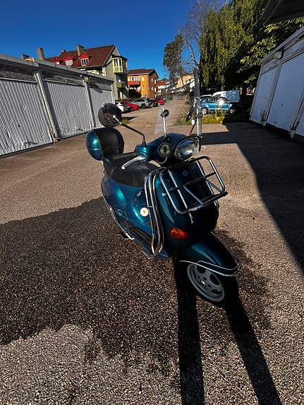 Piaggio Vespa ET4 125 2 of 8