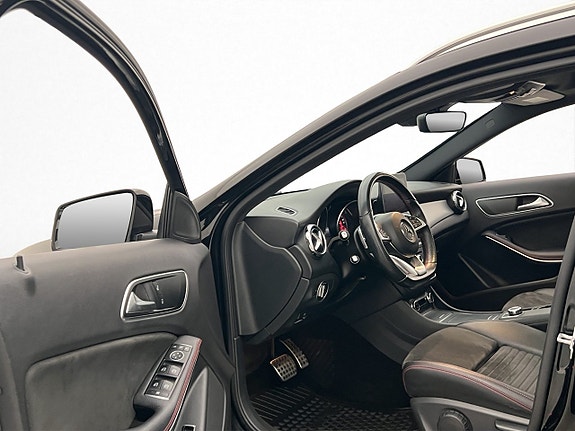 Mercedes-Benz GLA200 11 of 30
