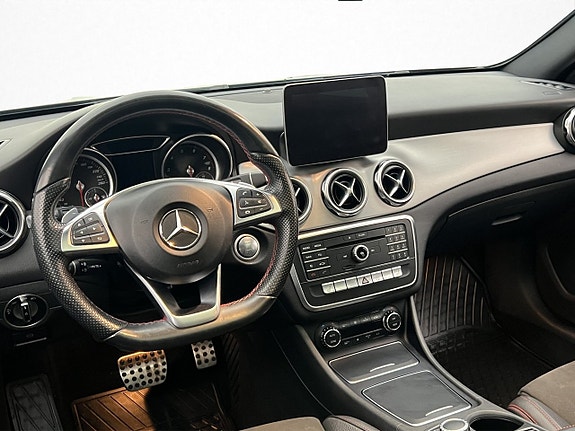 Mercedes-Benz GLA200 13 of 30