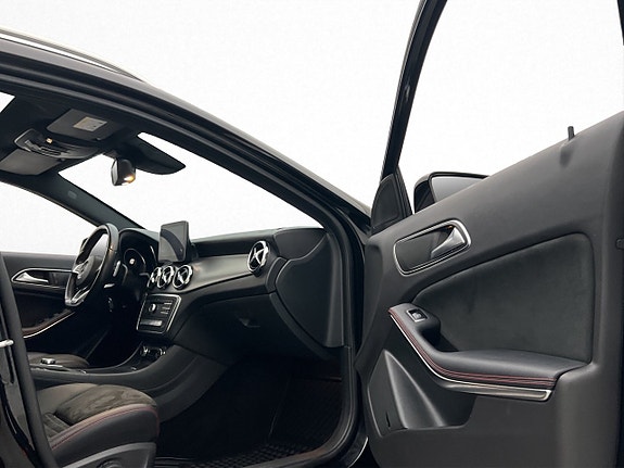 Mercedes-Benz GLA200 16 of 30