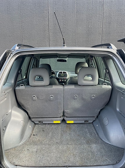 Toyota RAV4 6 of 9
