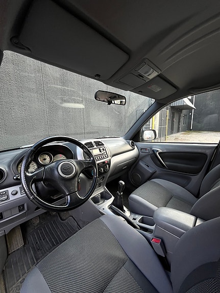 Toyota RAV4 4 of 9
