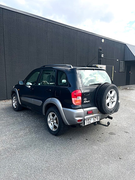 Toyota RAV4 3 of 9