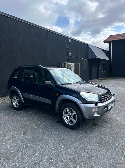 Toyota RAV4 2 of 9