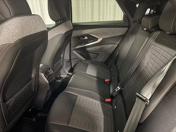 Peugeot e-3008 4 of 6
