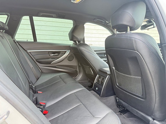 BMW 320i 18 of 20