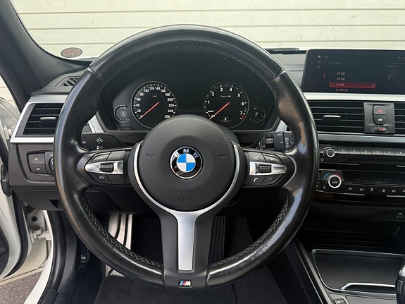 BMW 320i 12 of 20
