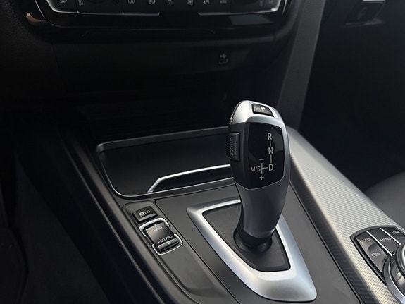 BMW 320i 16 of 20