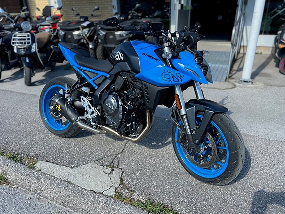 Suzuki GSX-8S 2 of 5