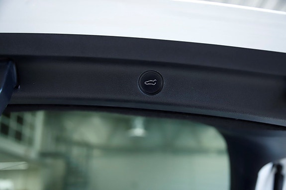 Tesla Model Y 12 of 14