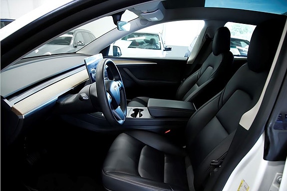 Tesla Model Y 8 of 14