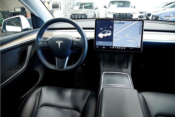 Tesla Model Y 7 of 14