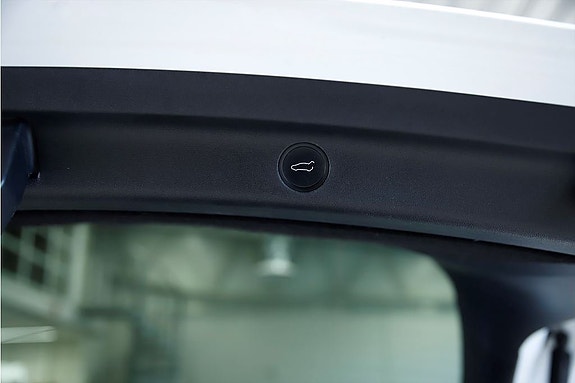 Tesla Model Y 12 of 14
