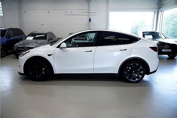 Tesla Model Y 4 of 14