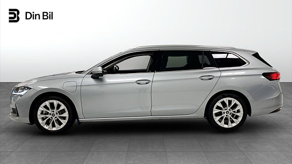 Skoda Superb 2 of 13