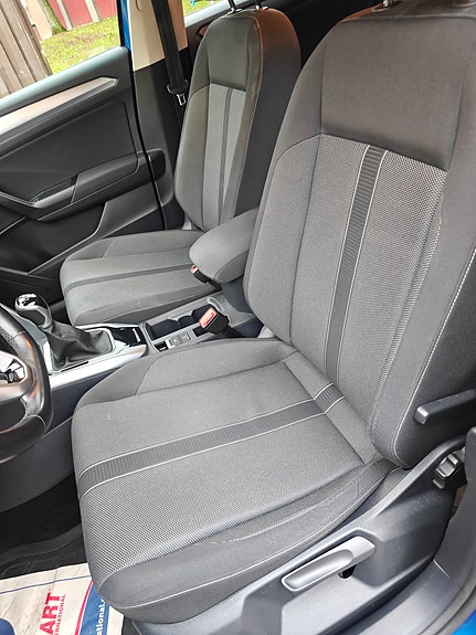 Volkswagen T-Roc 2 of 3