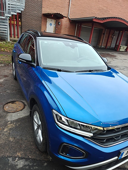 Volkswagen T-Roc 3 of 3